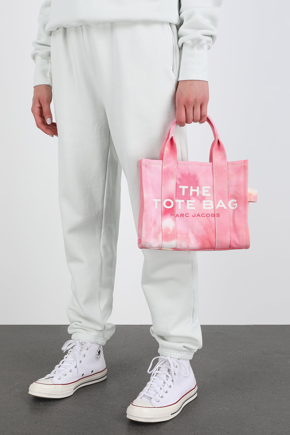 תמונת כל הלוק של The Tie Dye Mini Tote Bag in Pink